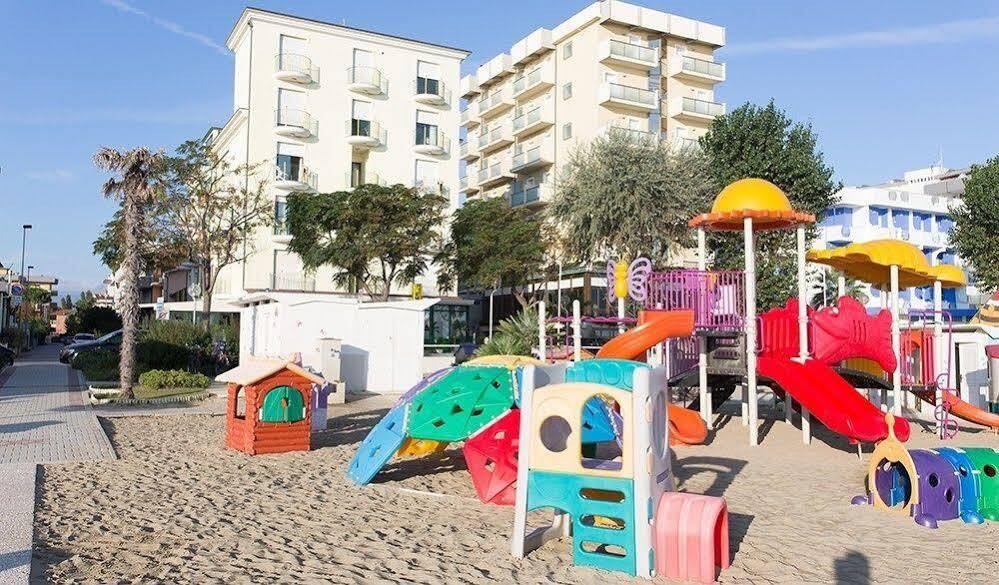 Hotel Platinum Rimini Bagian luar foto